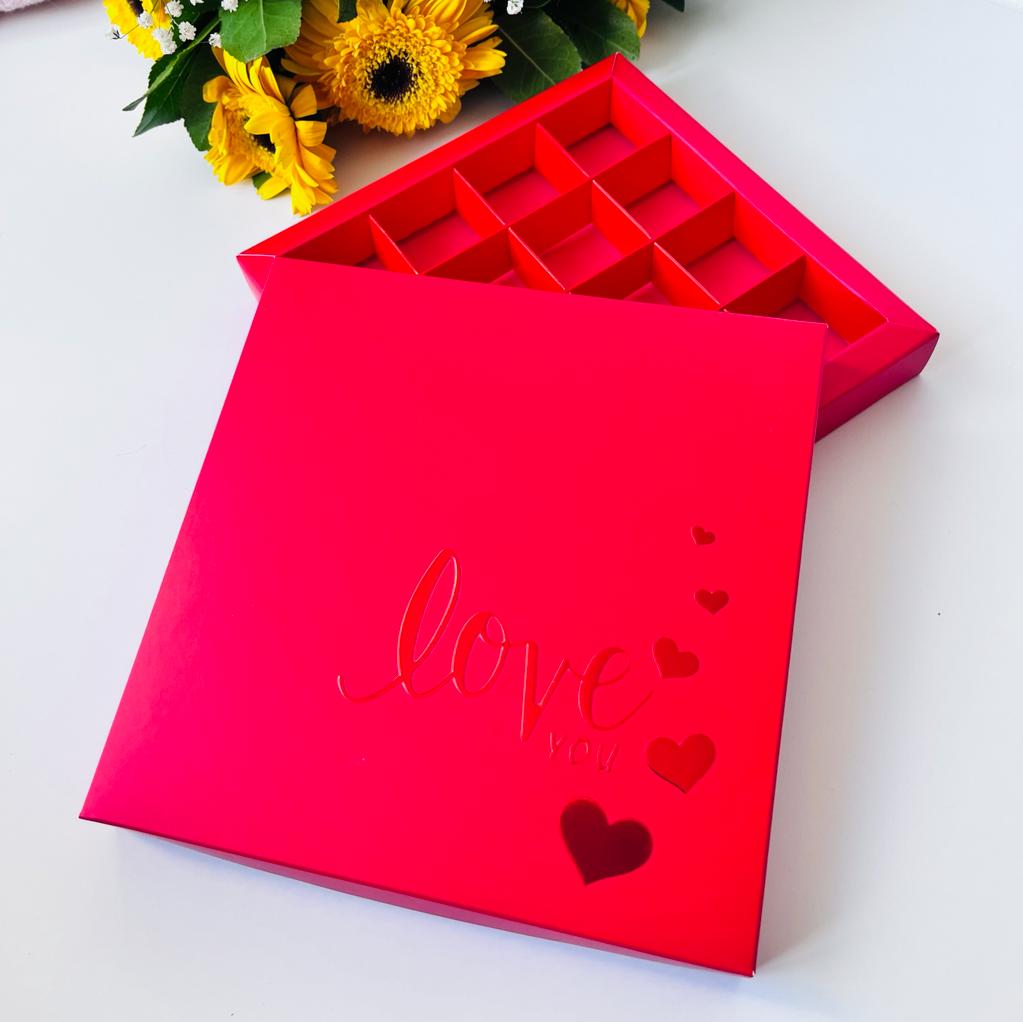 16 Bölmeli Bonbon Çikolata Kutusu Kırmızı Yaldız Love — galeri görseli